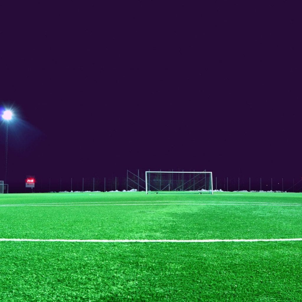 campo de futebol iluminado