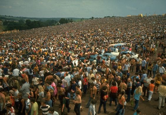 Aglomerado de pessoas no festival Woodstock nos anos 60