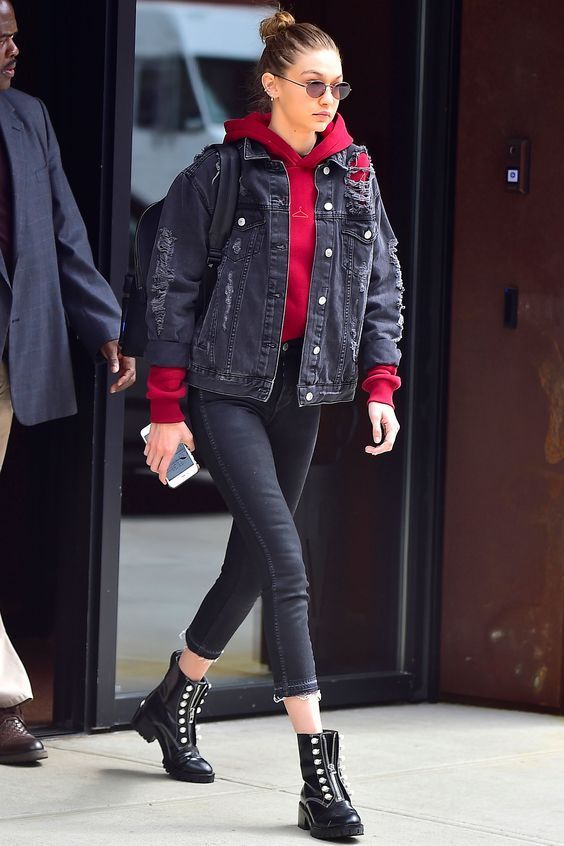 Jeans preto com moletom vermelho e coturno