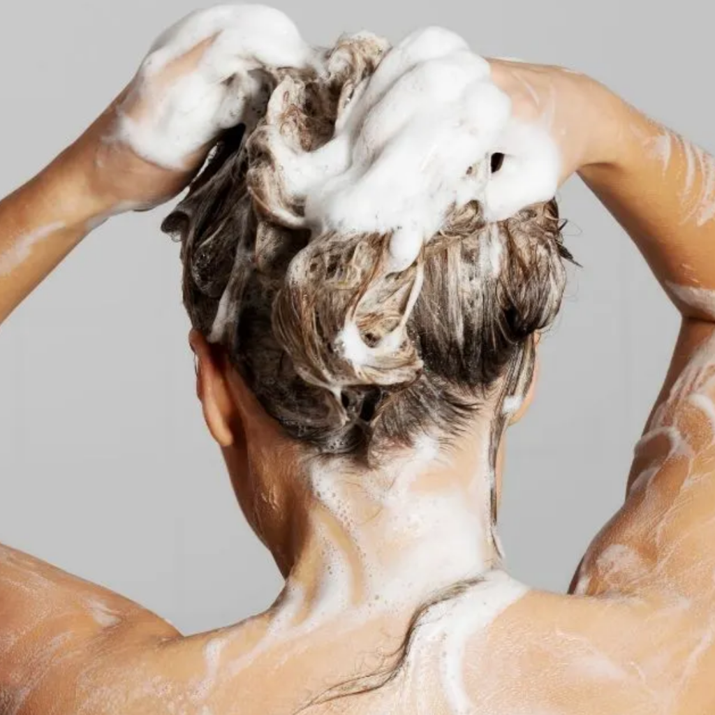mulher lavando os cabelos