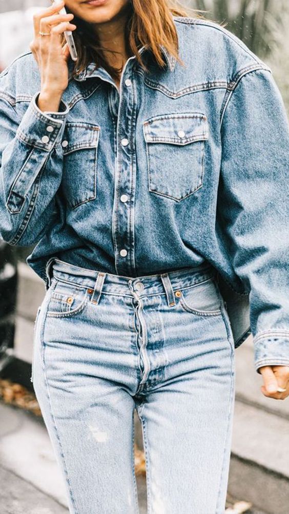 Jaqueta jeans com calça jeans clara