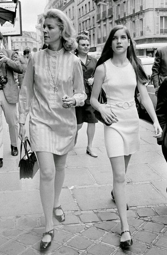 Mulheres com vestidos anos 60