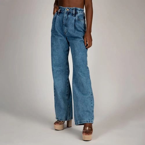 Modelo de calça pantalona jeans