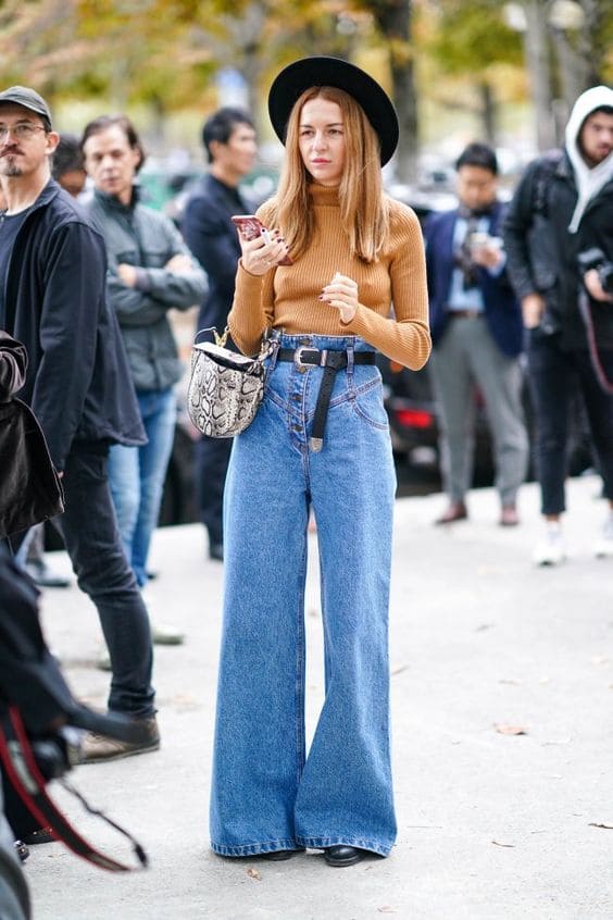 Mulher usando um look com calça pantalona jeans para trabalhar