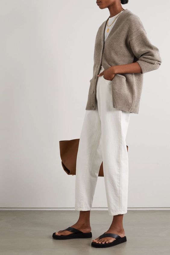 Look minimalista com calça pantacourt e cardigam bege