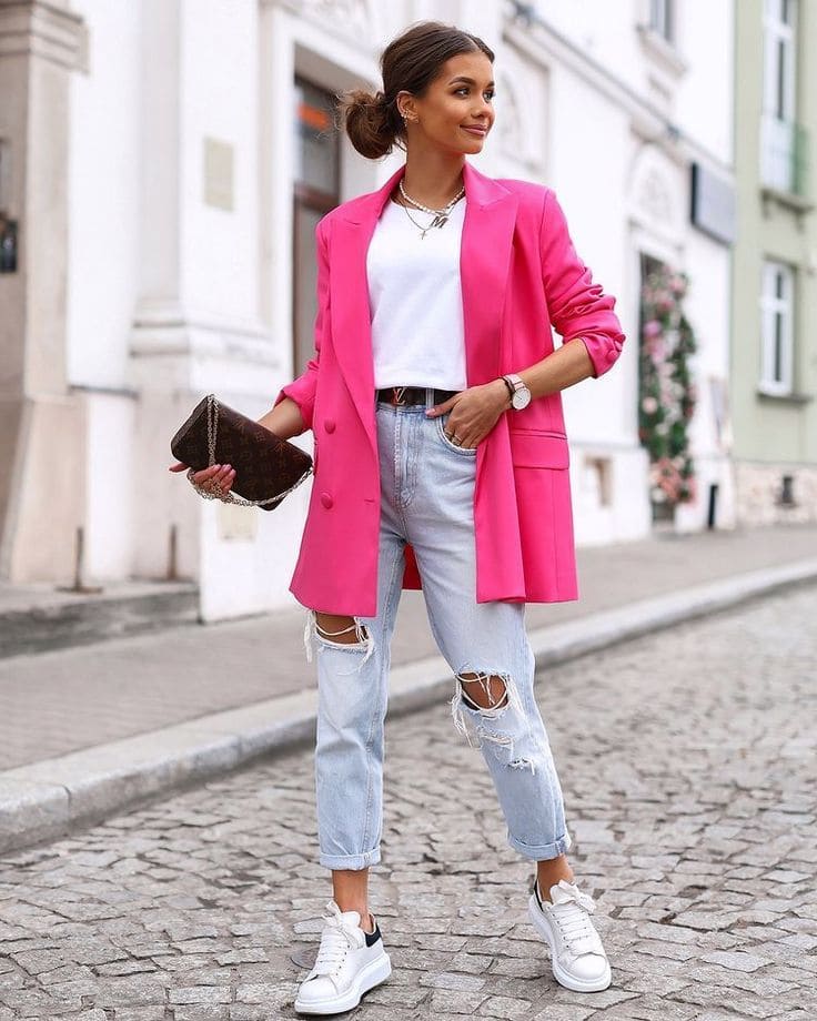 Look com blazer pink de alfaiataria, jeans e camiseta. 