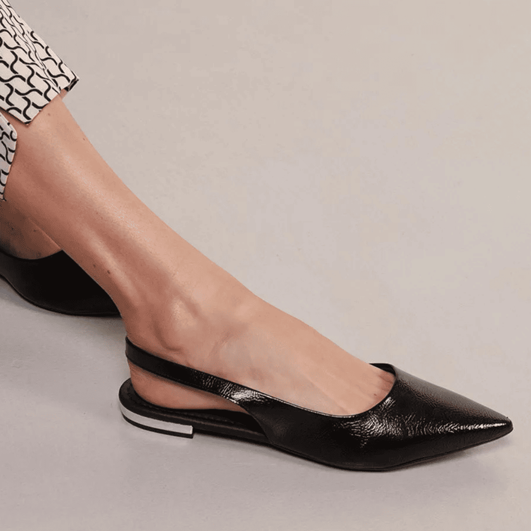 Look com sapatilha preta de bico fino.