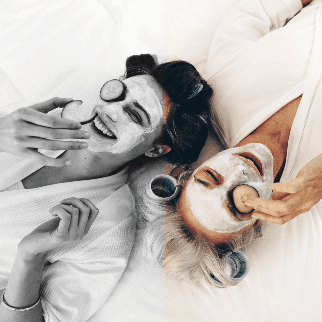 Duas mulheres fazendo mascara facial na rotina de skincare noturna