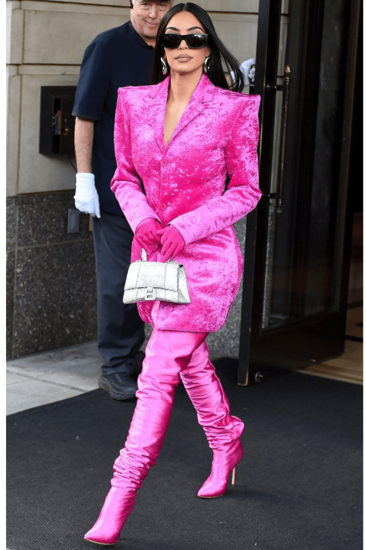 Kim Kardashian com look todo pink