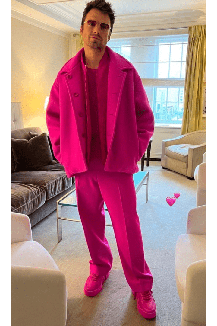 Sebastian Stan vestido todo de pink