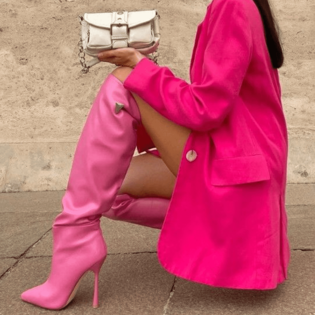 Look com blazer e bota pinks na tendência barbiecore