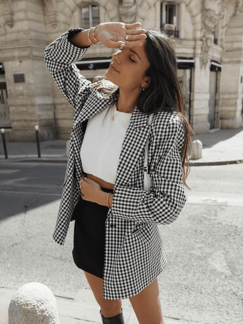 Look com estampa vichy no blazer preto e branco, blusa branca e sai preta