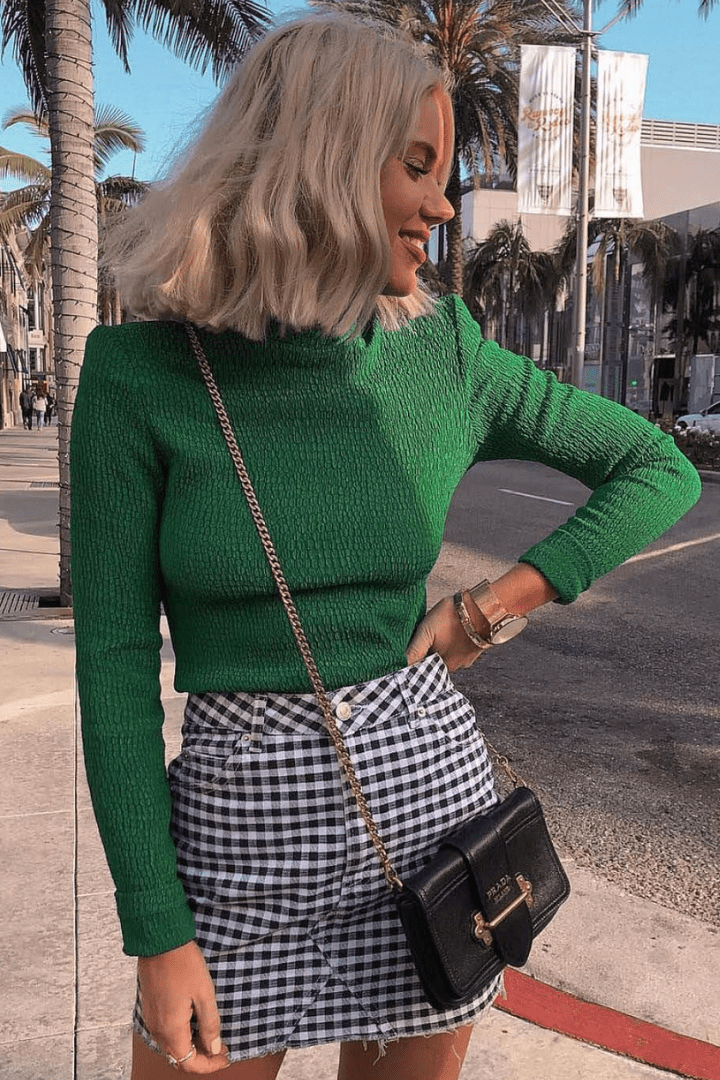 Look com blusa verde e saia preta e branca