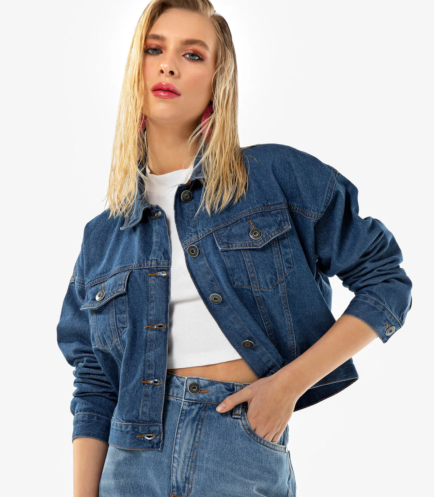 Modelo de jaqueta jeans