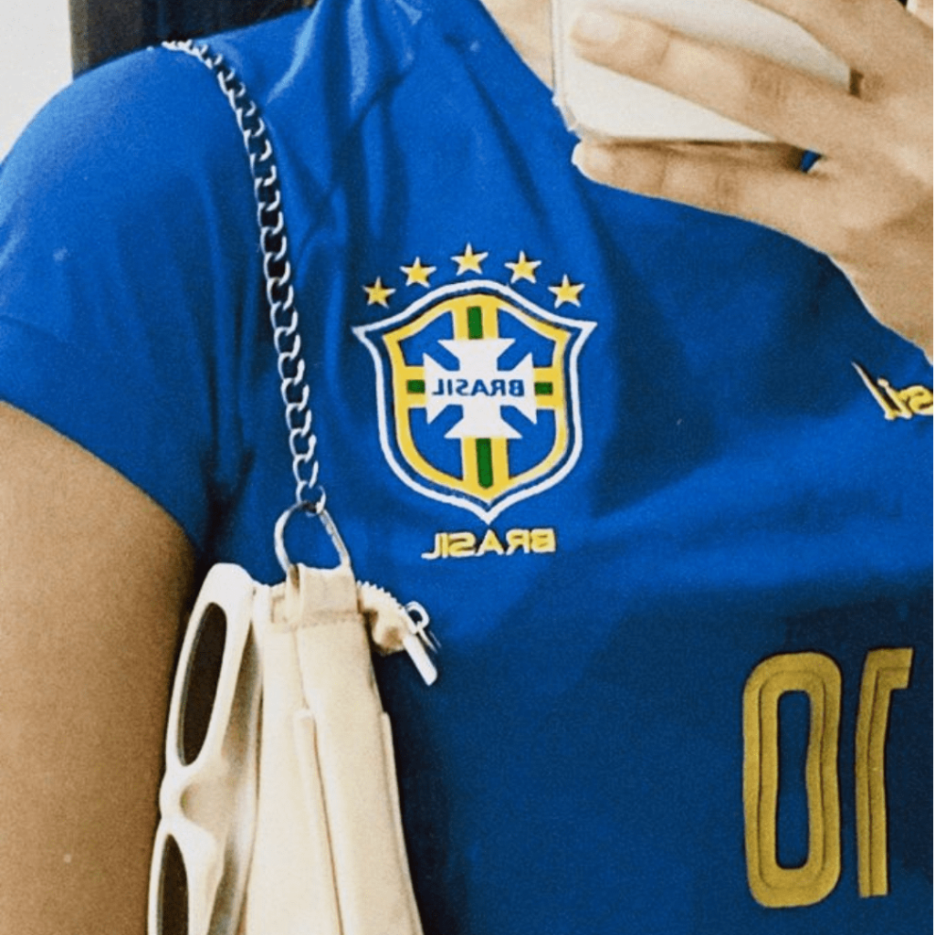 Look com camiseta do Brasil na estética Brazilcore