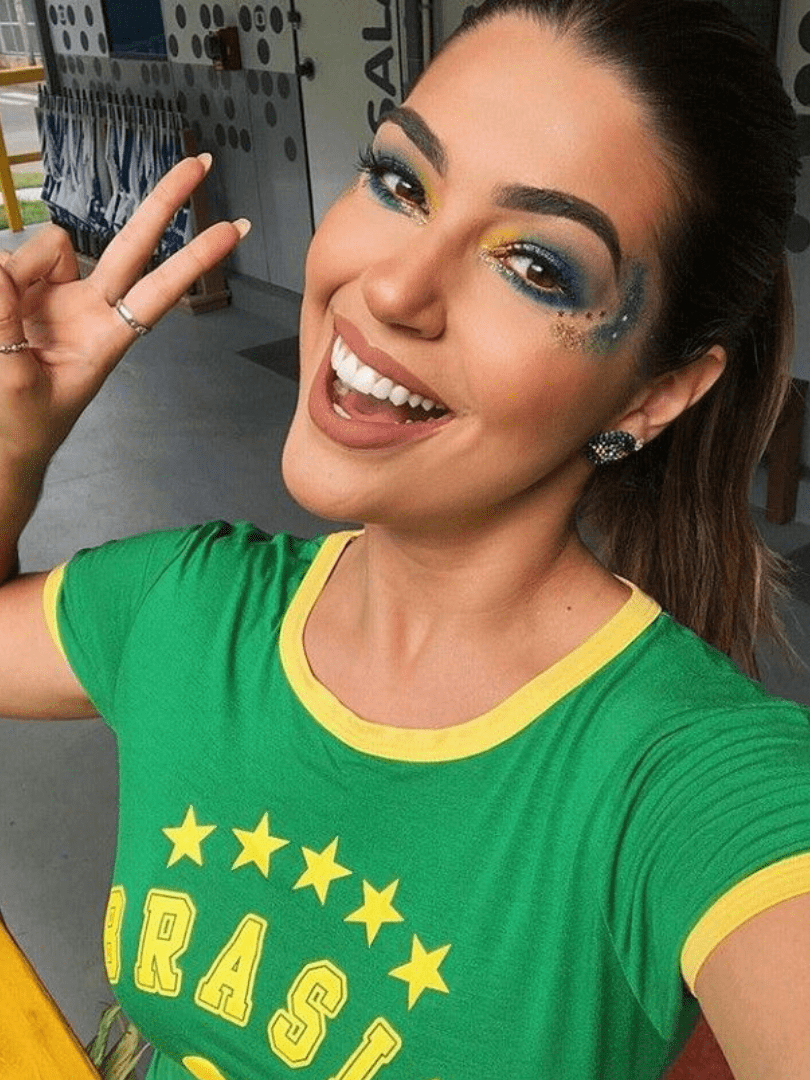 Maquiagem na estética brazilcore e blusa do brasil