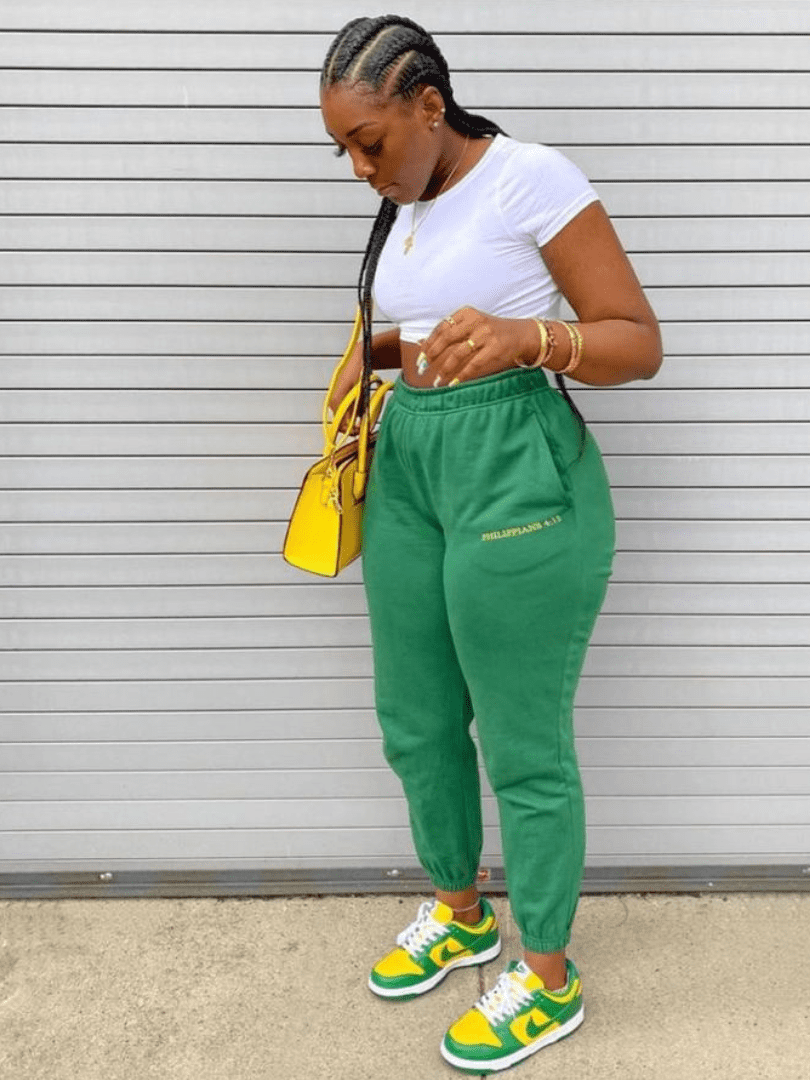 Look com blusa branca e calça verde. Tênis com a estética do Brasil
