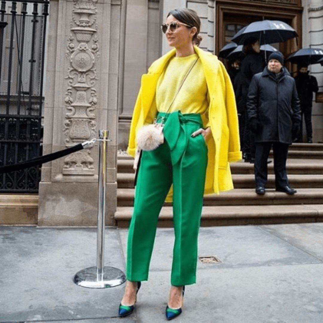 Look com calça alfaiataria, blusa e blazer nas cores verde e amarelo