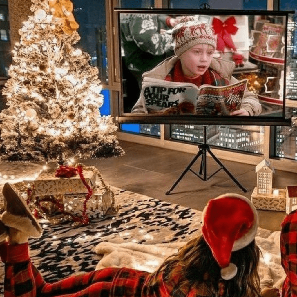 Telão com filme de Natal em ambiente com decorações natalinas