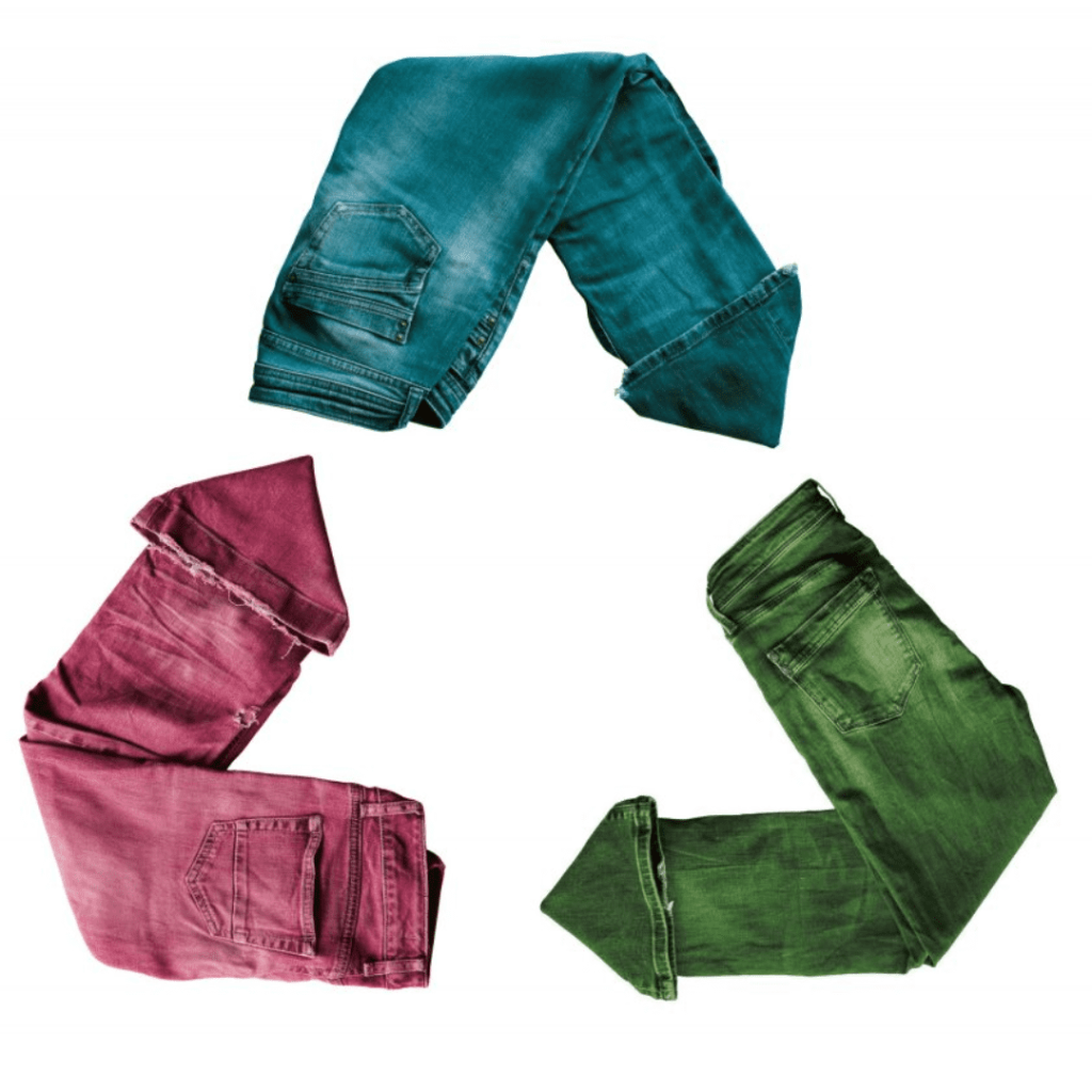 Símbolo de reciclável com calças jeans coloridas