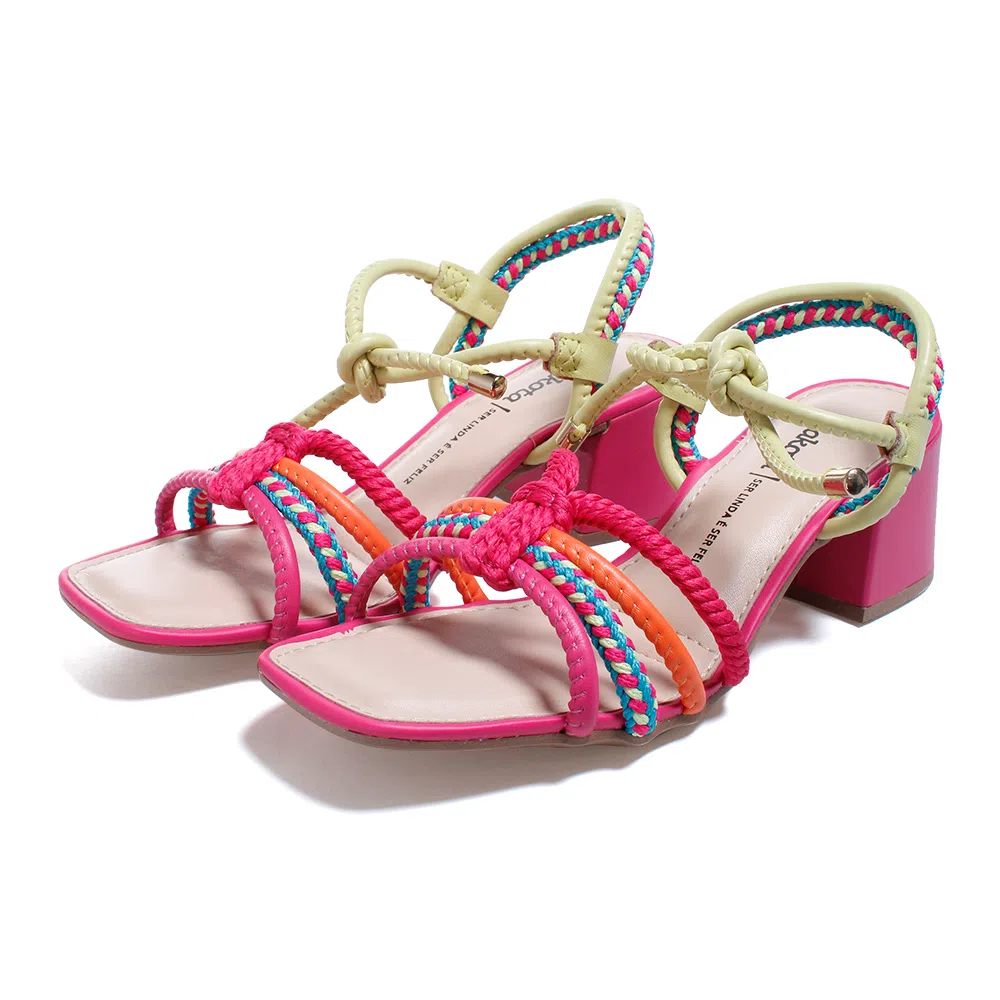 Sandália de salto bloco pink, com tiras coloridas.