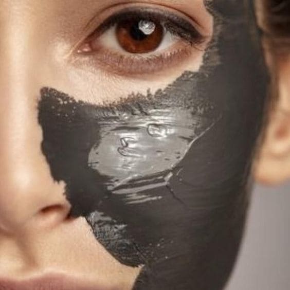 Máscara de argila preta