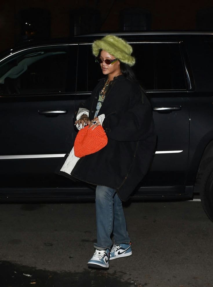 Rihanna com bucket hat verde de pelúcia