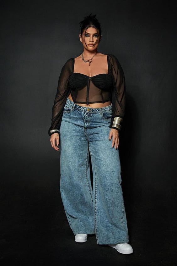Mulher usando calça boca de sino jeans e corset preto