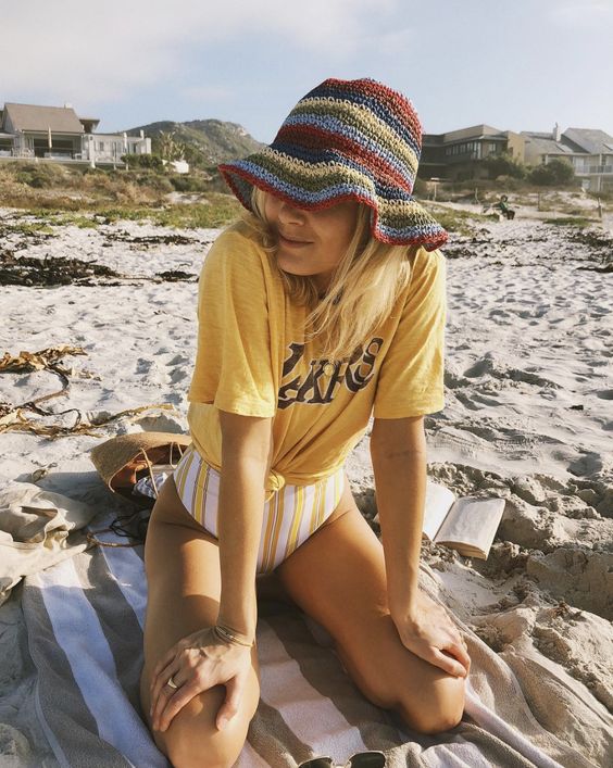 Look de praia com camiseta e bucket hat