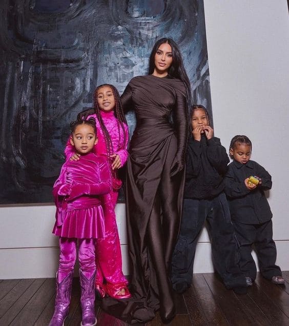 Kim Kardashian, mãe estilosa, com seus filhos