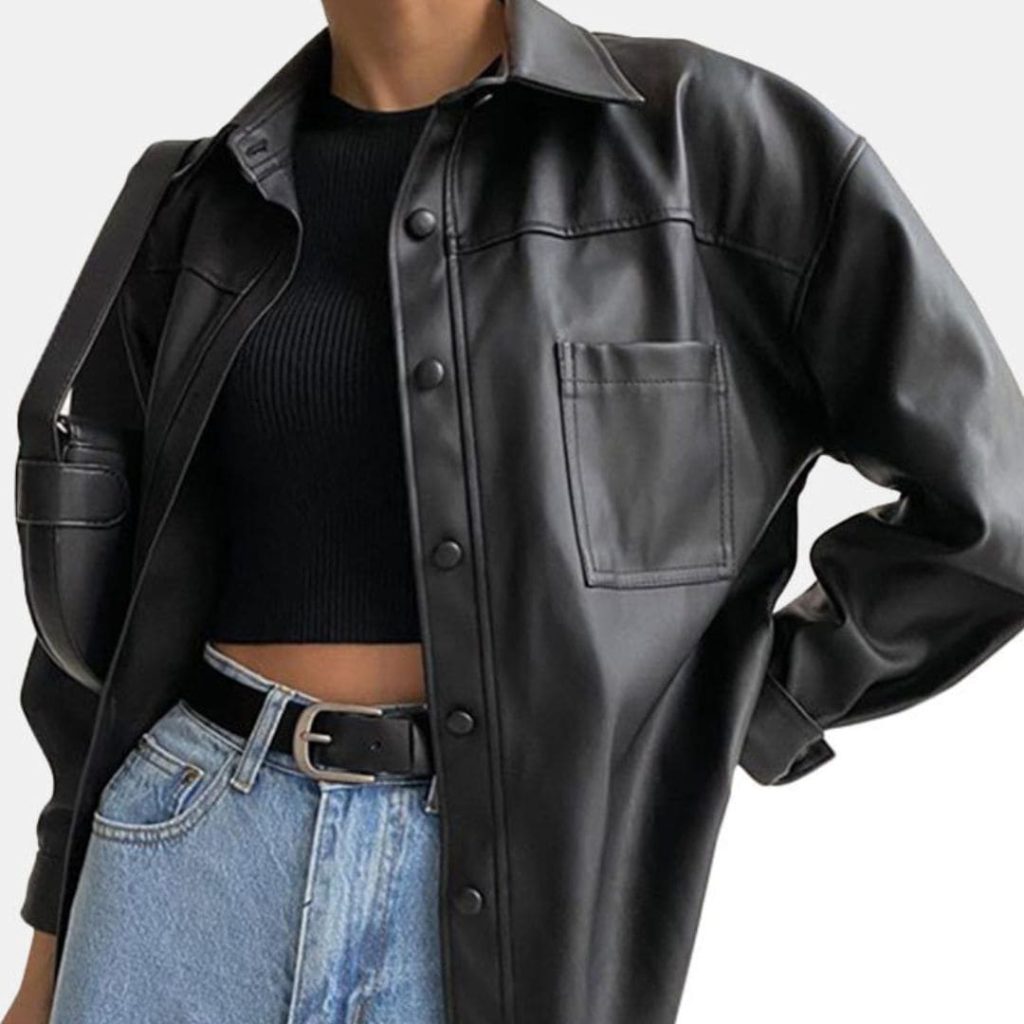 Look estilo dramático urbano com blusa preta, calça jeans e jaqueta de couro