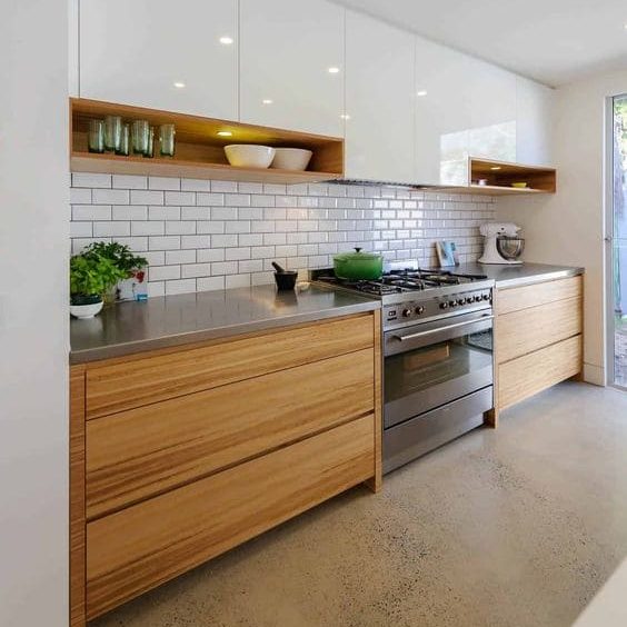 Cozinha com decoração minimalista com móveis em madeira.