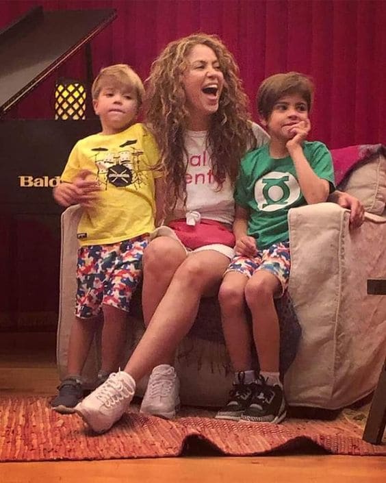Cantora Shakira e seus dois filhos