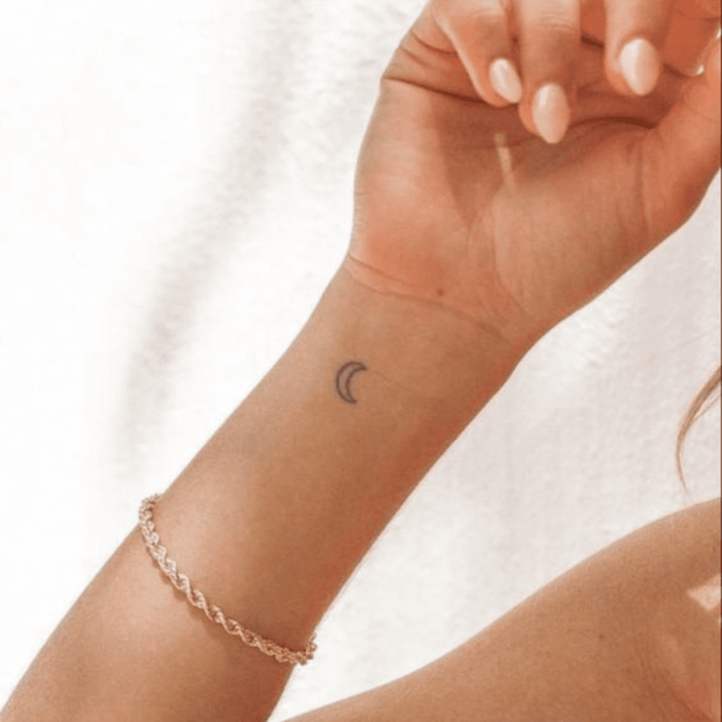 Modelo de tatuagem minimalista de lua no pulso