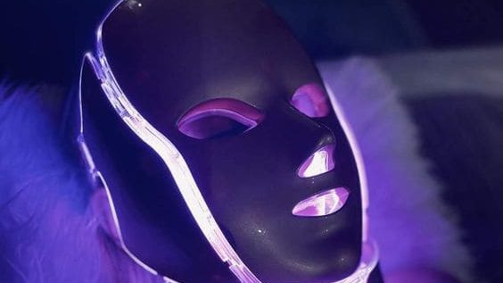 Máscara com luz roxa
