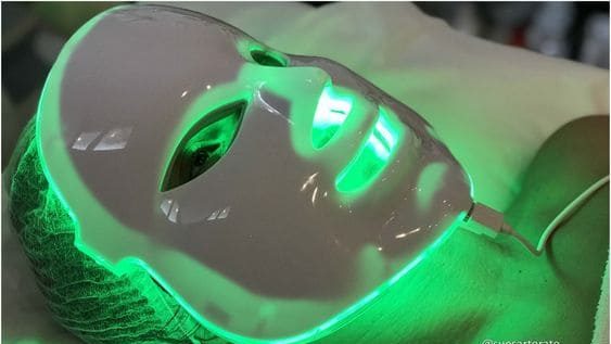 Máscara de led com luz verde