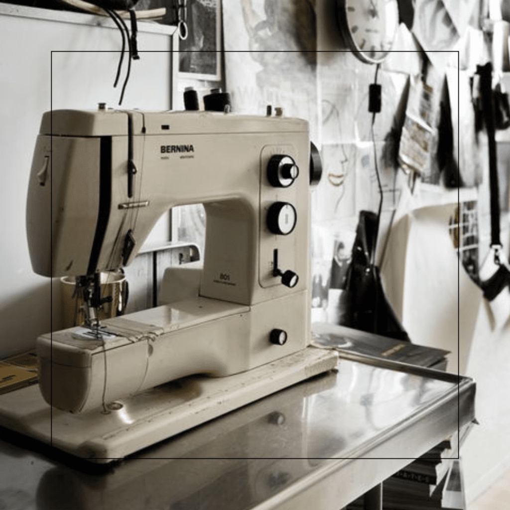 Maquina de costura e colagens de moda