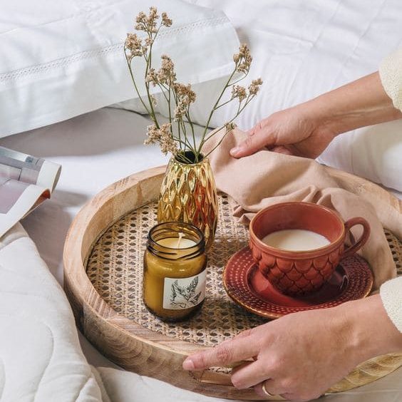 Cesta de café da manhã com vela na decoração