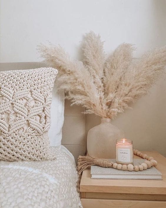 Mesa de cabeceira com vela para decorar.