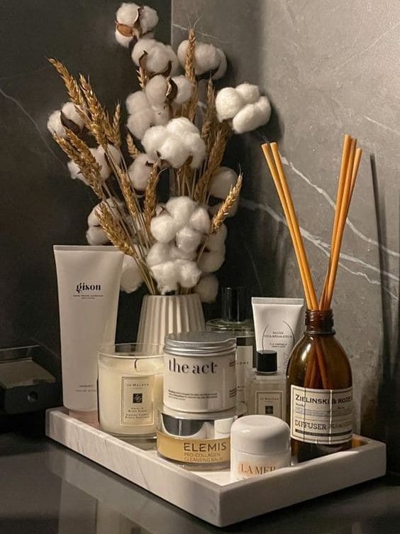 Banheiro com bandeja decorada com velas