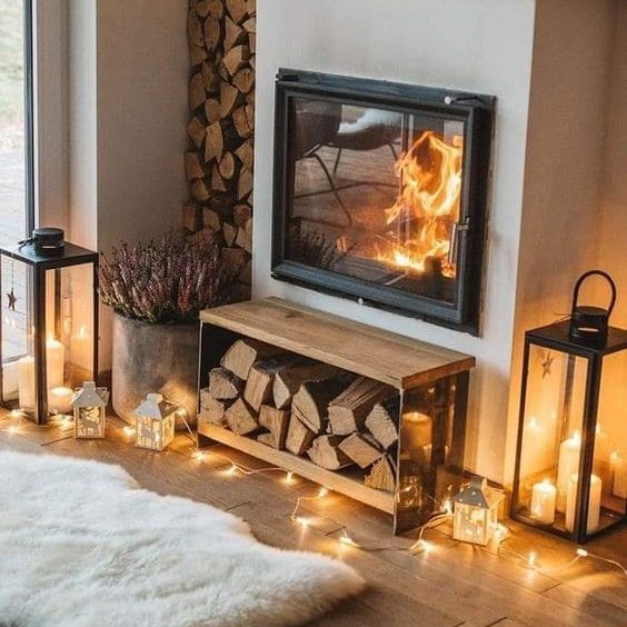 Sala com lareira, velas no chão