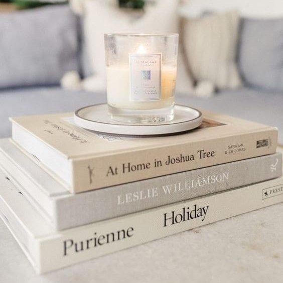 Decoração com velas e livros