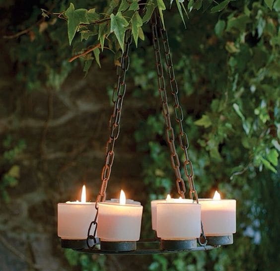 Velas penduradas em árvores