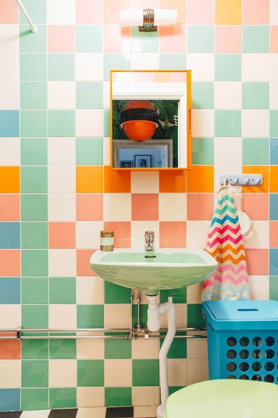 Decoração maximalista em banheiro