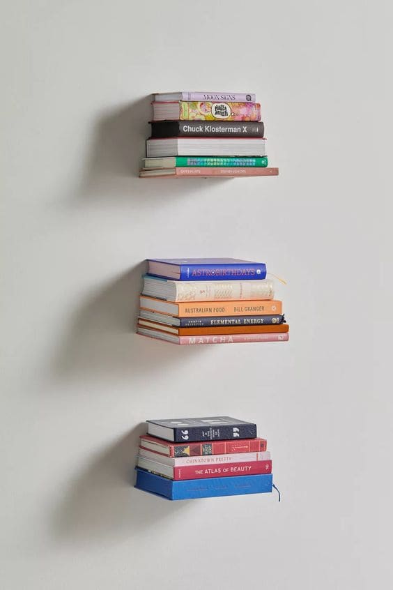Livros em suportes nas paredes