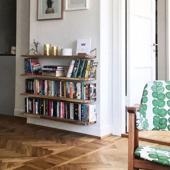 Decoração com livros em prateleiras