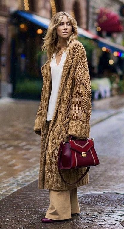 Mulher usando sobretudo marrom de tricot