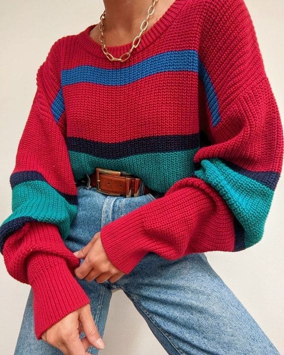 Tricot colorido e calça jeans