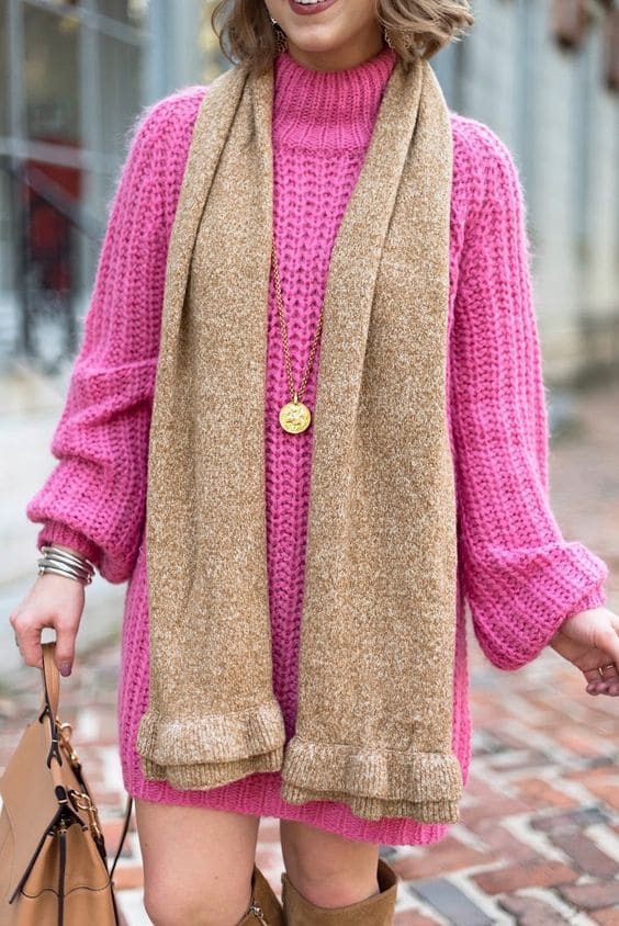 Vestido pink de tricot e cachecol bege