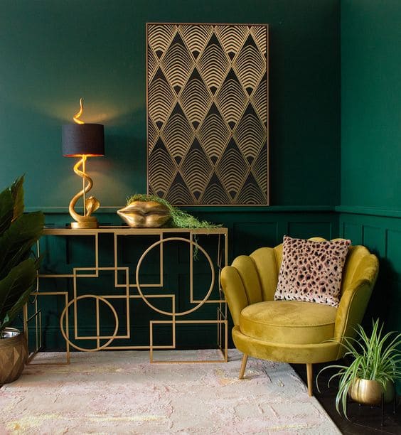 Decoração estilo art déco com paredes verdes, poltrona amarela e padrões geométricos